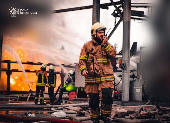 Работают более 200 спасателей: на Киевщине третьи сутки тушат пожар на предприятии