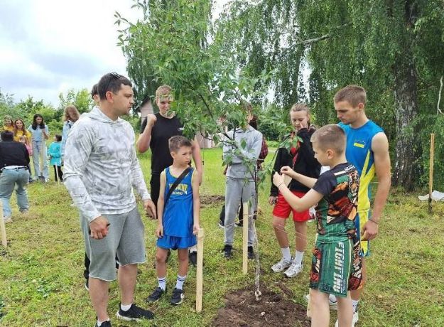 На Киевщине высадили деревья в память о детях, погибших в результате агрессии РФ