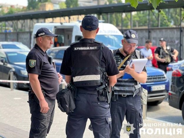 Напали біля будинку: в Києві у підприємиці відібрали пакет з трьома мільонами