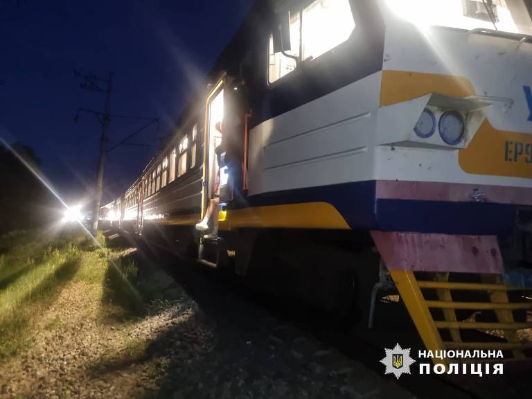 Сидів на колії: на Київщині підлітка збив потяг