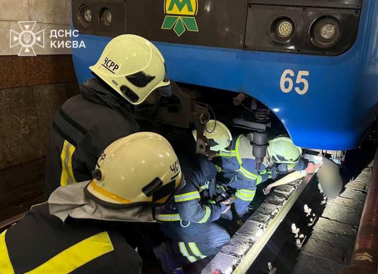 ЧП в метро: из-под вагона вытащили тело женщины