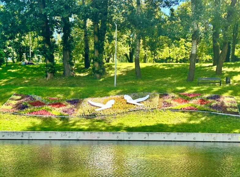 В парке на Отрадном создали "рушник" из цветов