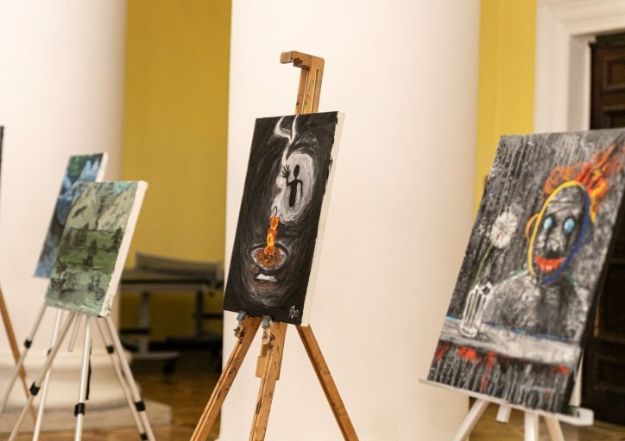 У Києві відкрилась виставка картин, створених ветеранами ЗСУ