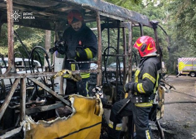 Посреди улицы в Киеве дотла сгорела маршрутка