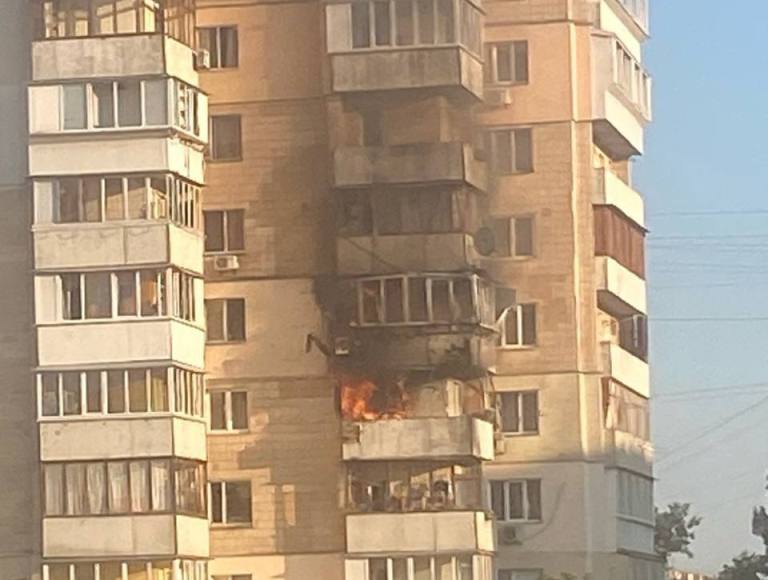 Ракетный удар по Киеву: из дома на Оболони эвакуировали 10 жильцов
