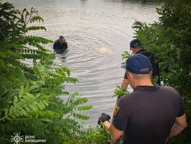 На берегу остались вещи: в озере в пригороде Киева утонул мужчина
