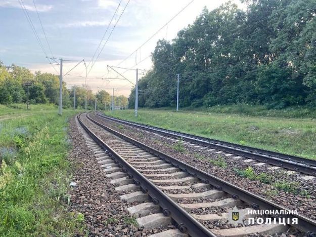 Катался между вагонами: возле Киева подростка ударило током на железной дороге