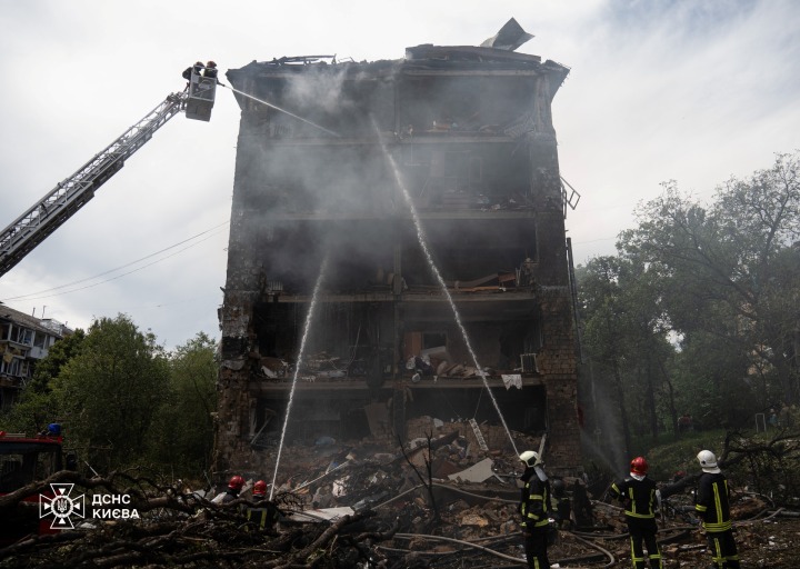 27 загиблих та понад 100 постраждалих: наслідки ракетного обстрілу Києва