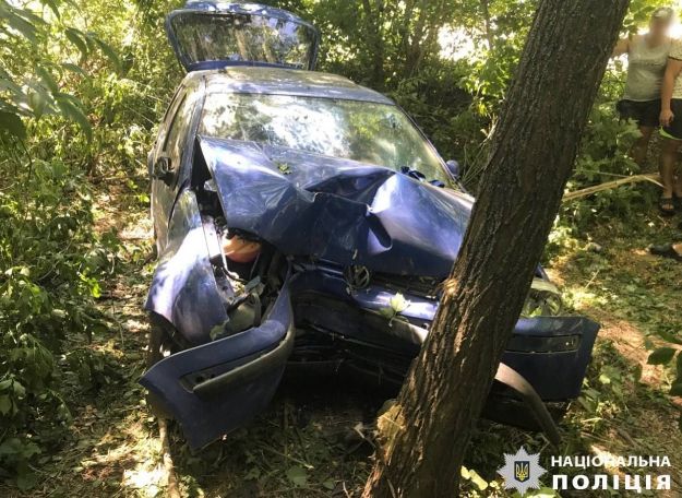 На Киевщине легковушка влетела в дерево: двое пострадавших