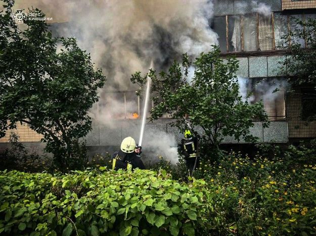 Пожар в Вишневом: спасатели спасли пожилого мужчину, женщину и четырех котят из горящей квартиры