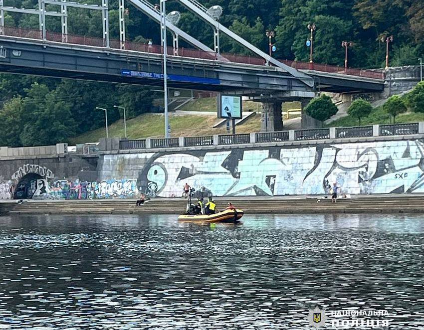 В Киеве продолжаются поиски парня, который упал с аттракциона в реку из-за оборванного троса