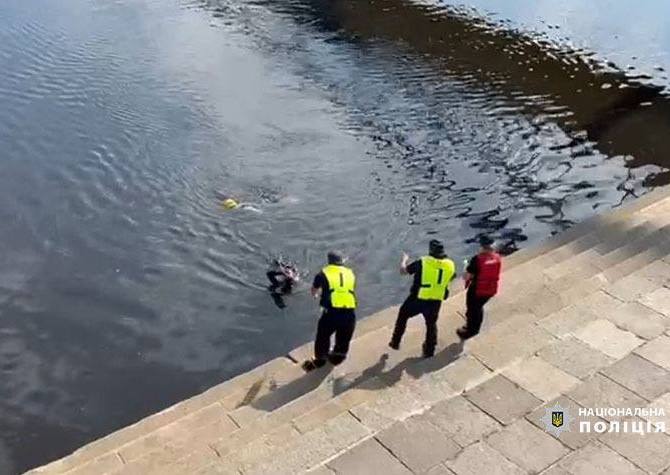 Тело парня нашли водолазы: в Киеве прекратили поисковую операцию на Днепре