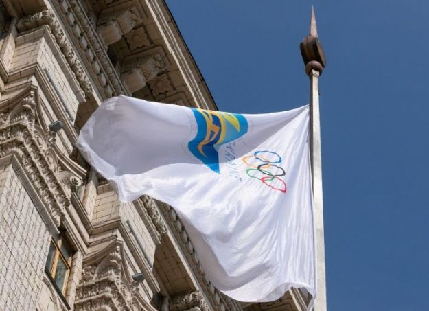 прапор на честь літніх Олімпійських ігор 2024 перед будівлею Київради