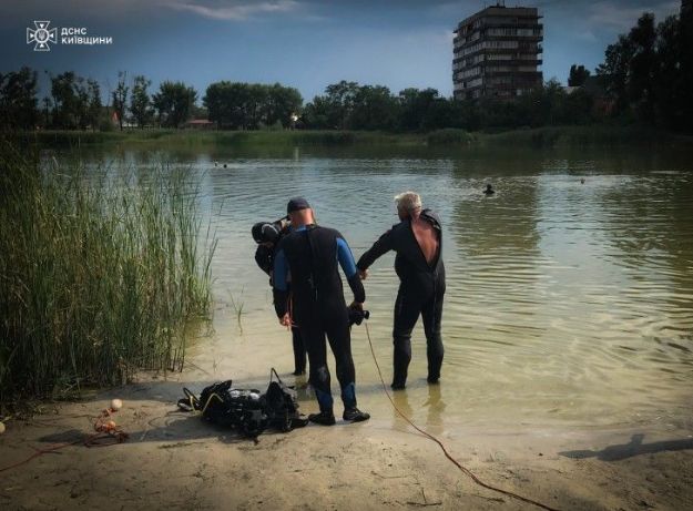 водолазы на берегу пруда