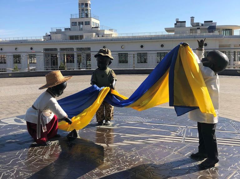 Скульптуры на Почтовой площади в Киеве