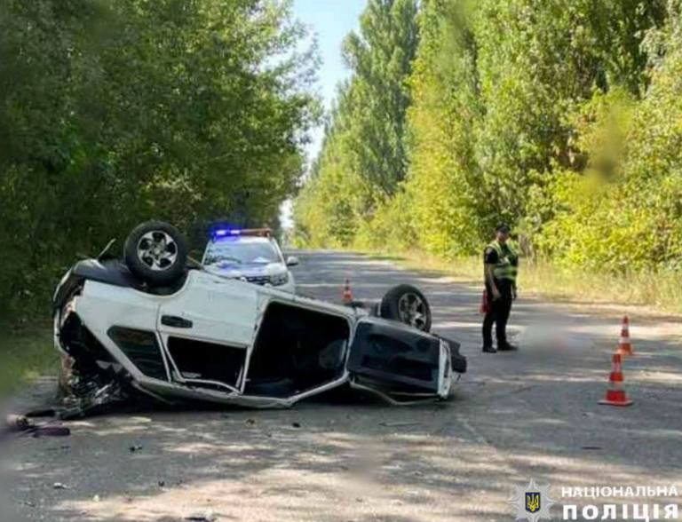 На Київщині перекинувся легковик: загинув водій