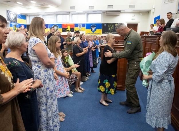 Кличко вручив медалі захисникам та родичам полеглих воїнів