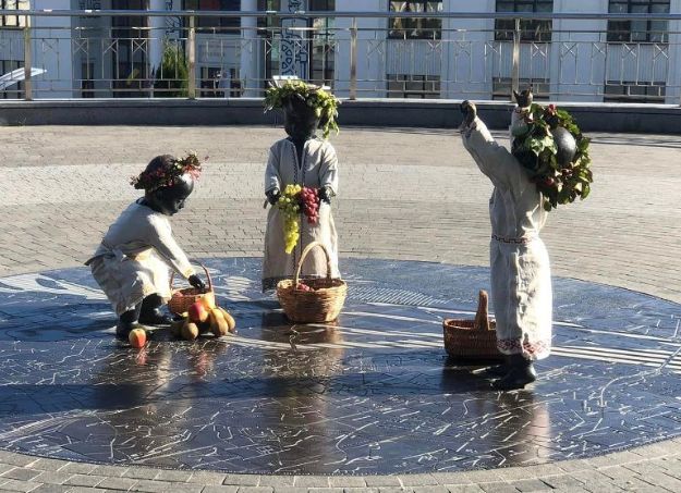 Скульптури малюків-засновників Києва на Подолі перевдягли до Дня осіннього рівнодення