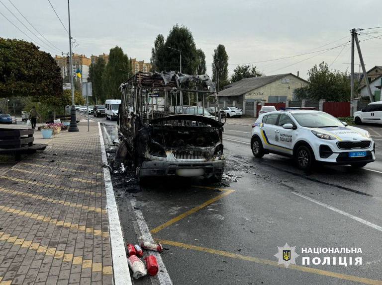 У передмісті Києва вщент згорів автобус (фото)