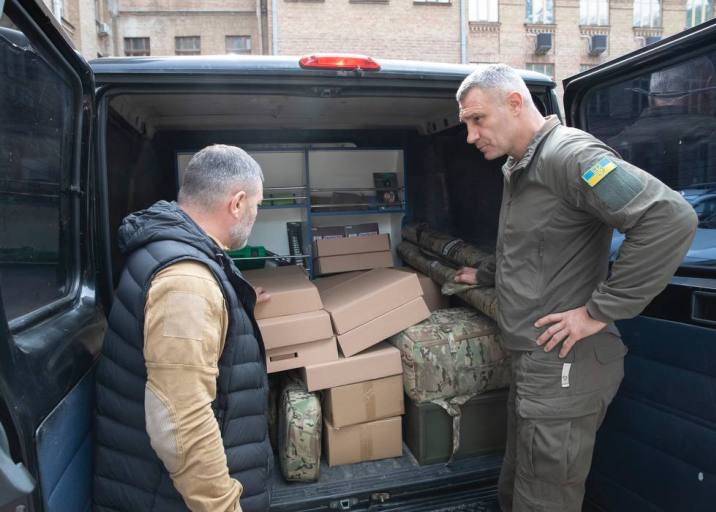 Кличко відправив бійцям на фронт партію оснащення