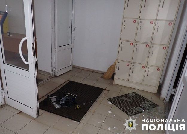 розбиті двері