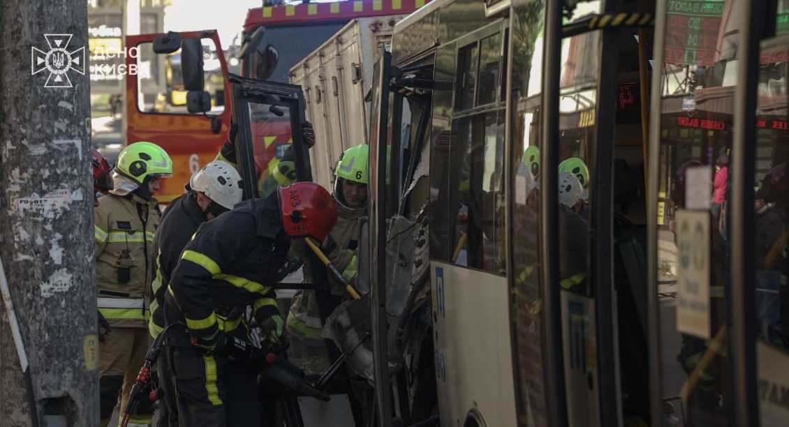 Смертельна ДТП у Києві: рятувальники деблокували двох людей