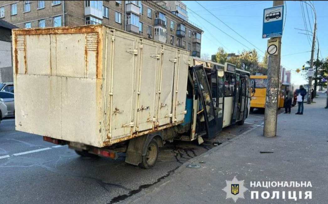 В Киеве грузовик врезался в маршрутку в Киеве