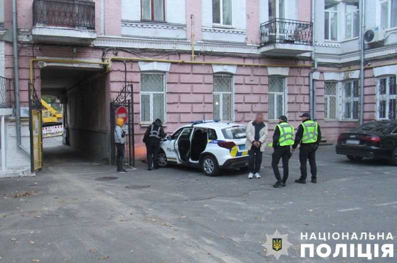 Розбив вітрину та викрав ноутбуки: у Києві затримали грабіжника