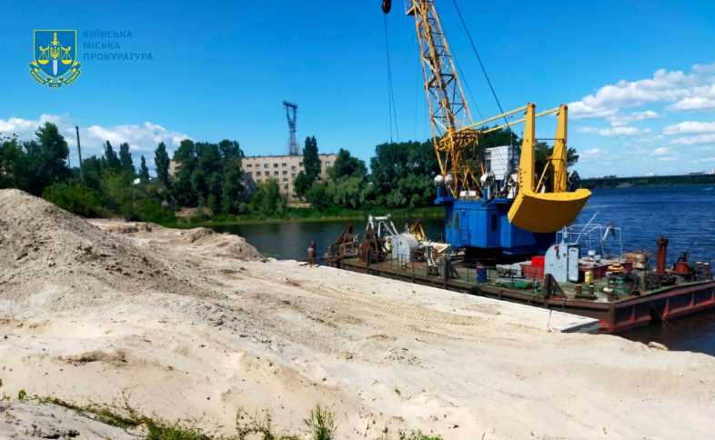 Земельну ділянку, на якій незаконно збудували причал, повернули у власність Києва