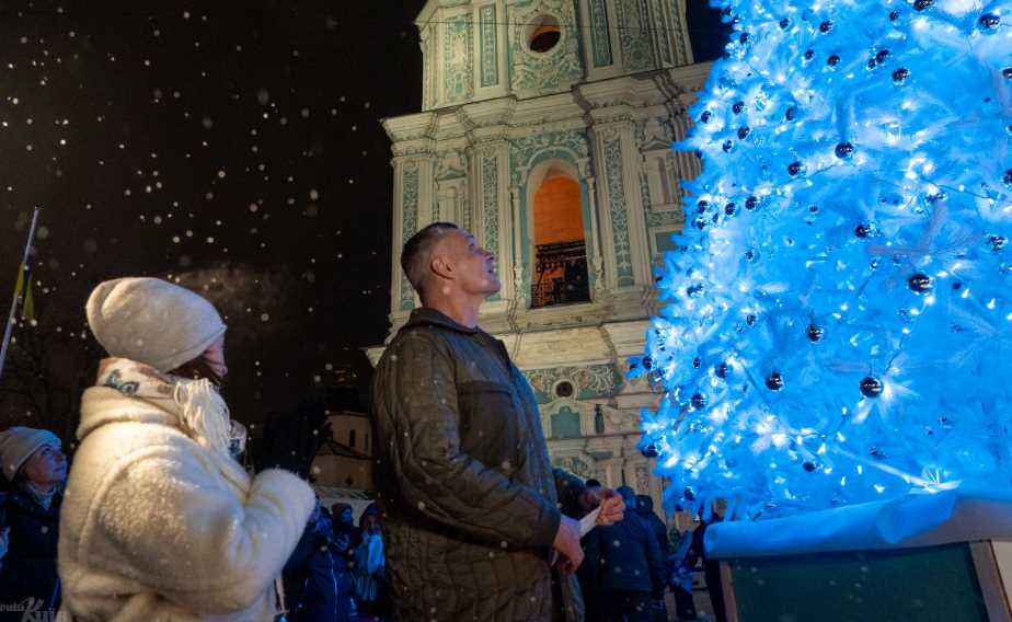 Кличко разом з киянами відкрили головний святковий символ країни