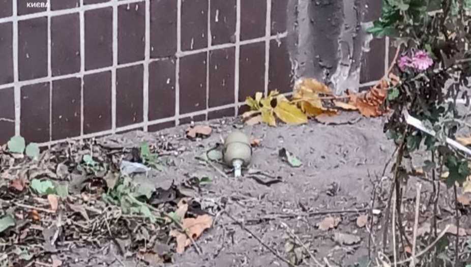 В Оболонском районе под балконом обнаружили предмет, похожий на гранату