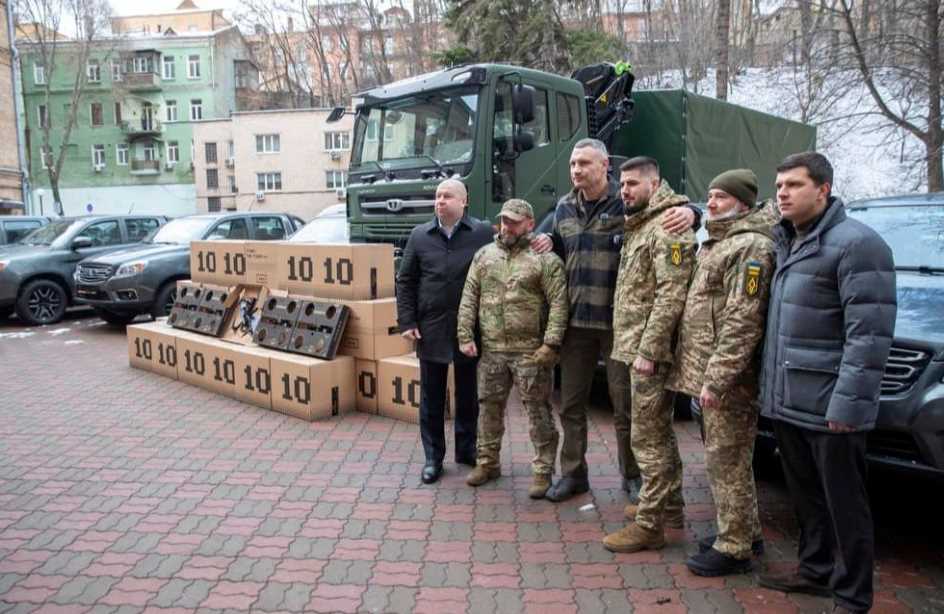 Вантажівка, вісім пікапів та 650 дронів: від громади Києва передали чергову допомогу батальйону «Ахіллес»