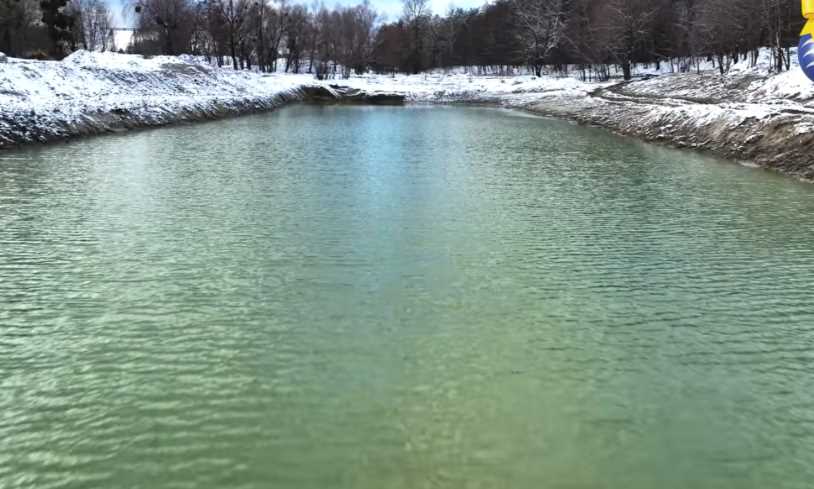 Озеро Синє на Виноградарі вже наповнюється водою: техніка укріплює берегову лінію