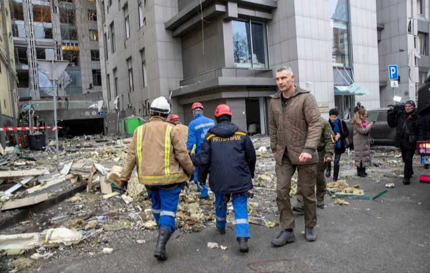 Коммунальные службы столицы ликвидируют последствия террористической атаки врага на город, - Кличко