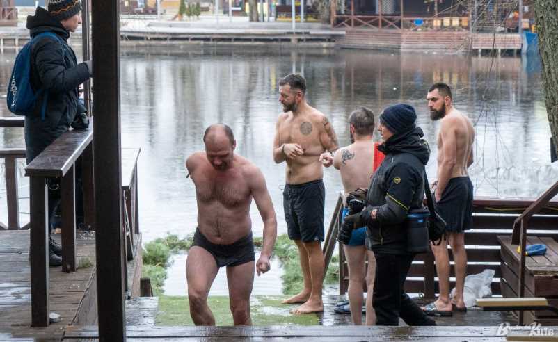 В Киеве презентовали подъемник для ветеранов с инвалидностью во время празднования Крещения Господня