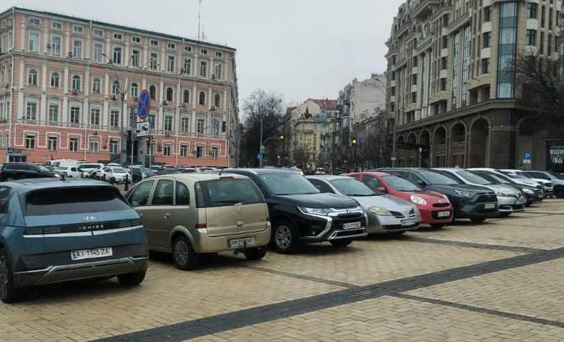 За несколько часов на Михайловской площади в Киеве оштрафовали более 70 водителей