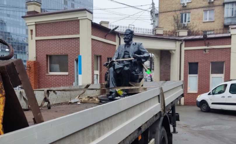 Возле Александровской больницы демонтировали памятник Ивану Павлову