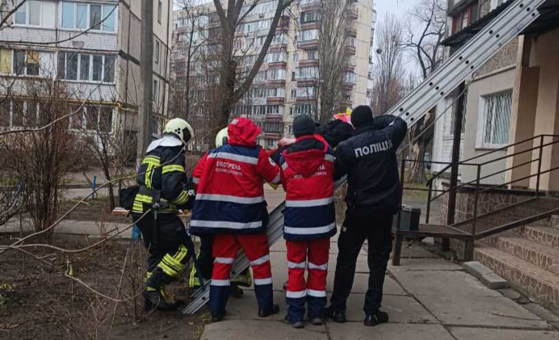 У Києві молодий чоловік упав з багатоповерхівки