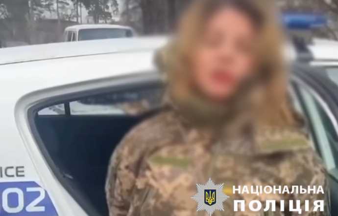 У Києві затримали жінку у військовій формі, яка наїхала на поліцейського