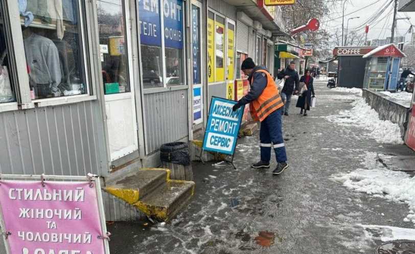 В трех столичных районах уберут незаконную рекламу