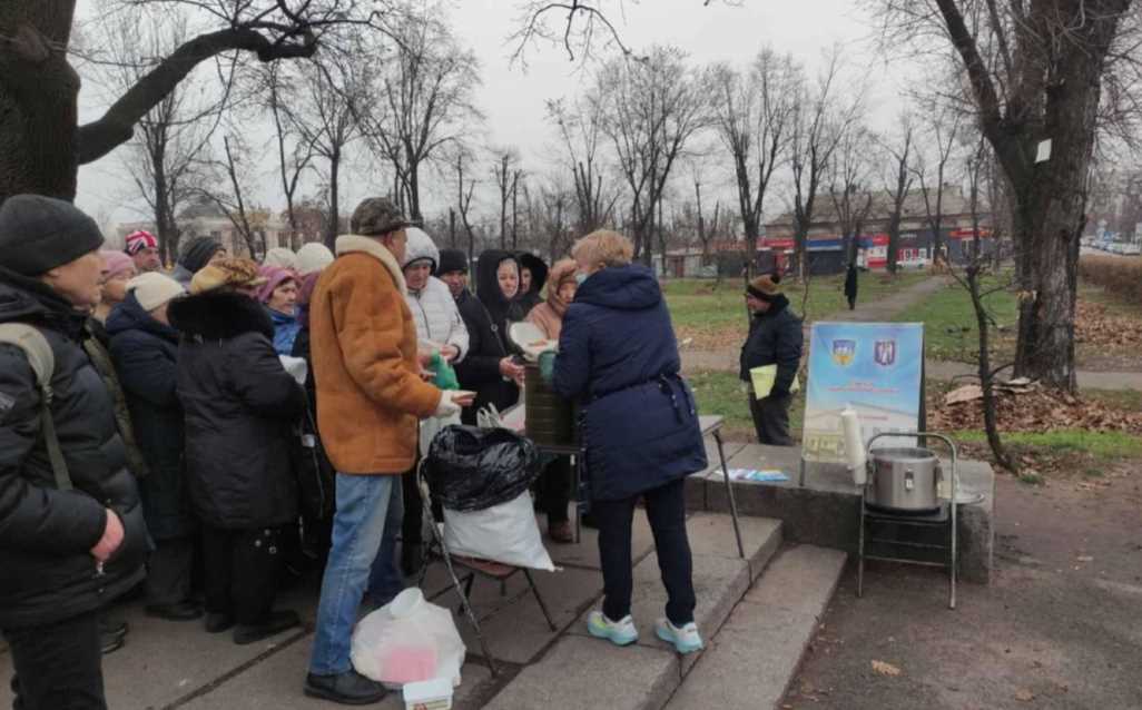 Щодня соціальний патруль роздає на вулицях столиці по 200 гарячих обідів