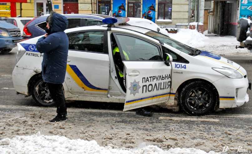 В Киеве патрульные помогли женщине, которая едва не замерзла на морозе