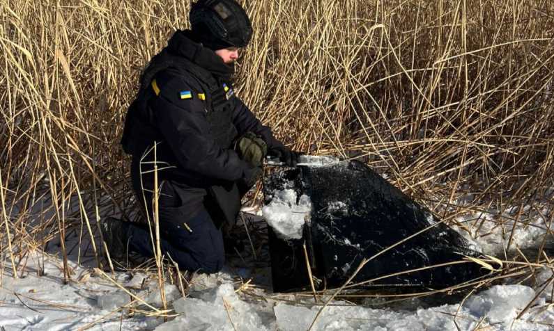 На Киевском водохранилище российский беспилотник вмерз во льды