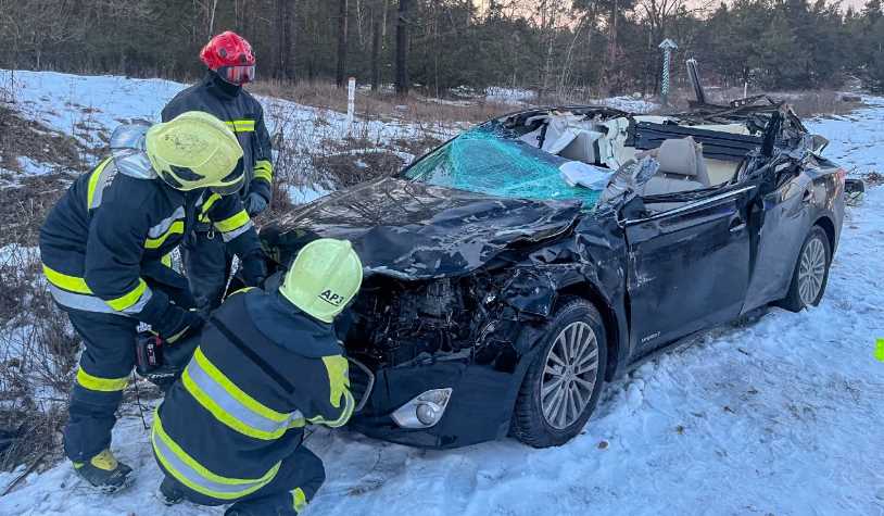 У Києві вантажівка розчавила легковик