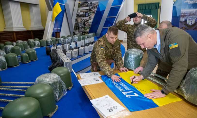 Кличко передав від громади столиці чергову партію допомоги на фронт