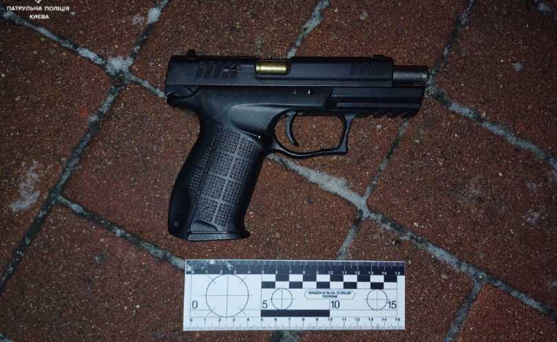 В центре Киева устроил стрельбу: полиция задержала пьяного злоумышленника
