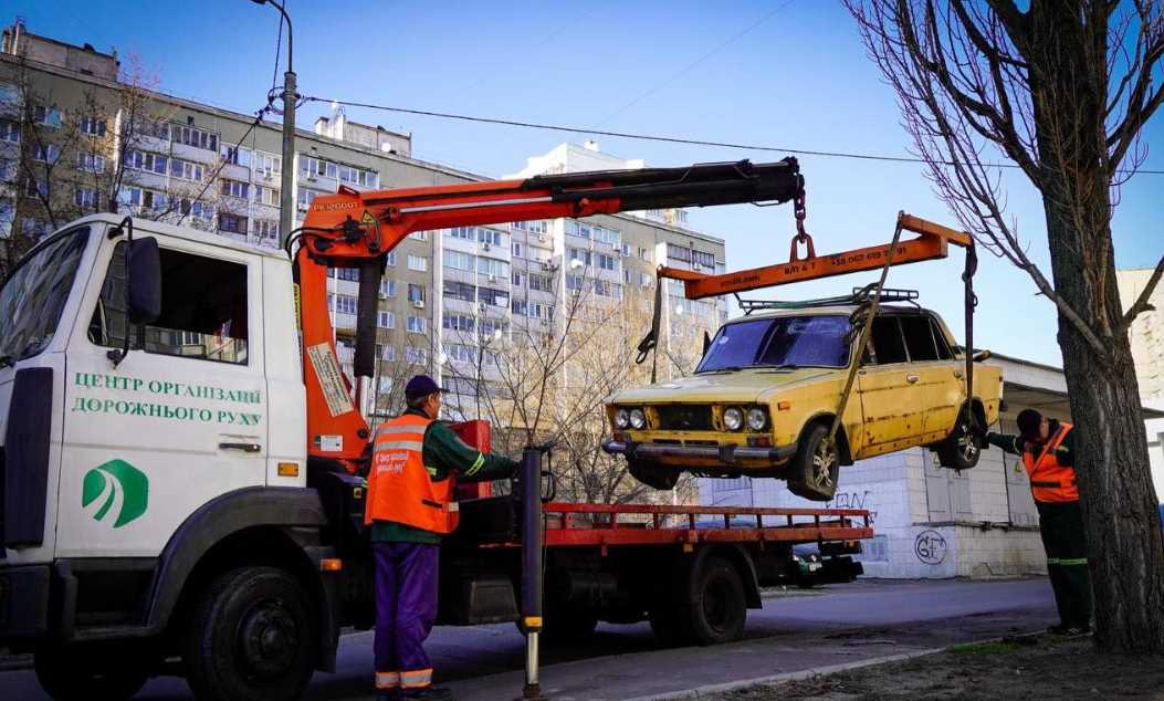 Со столичных улиц убирают бесхозные автомобили