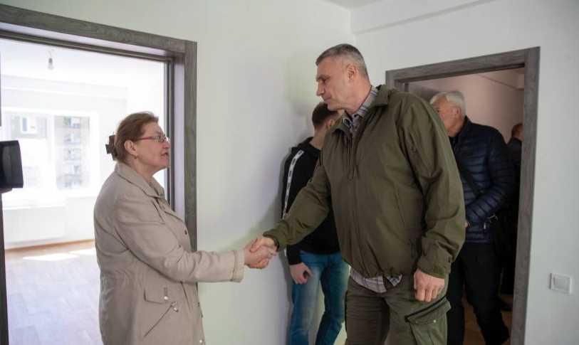 У Києві капітально відремонтували 23 пошкоджені будинки: Кличко оглянув відновлене житло