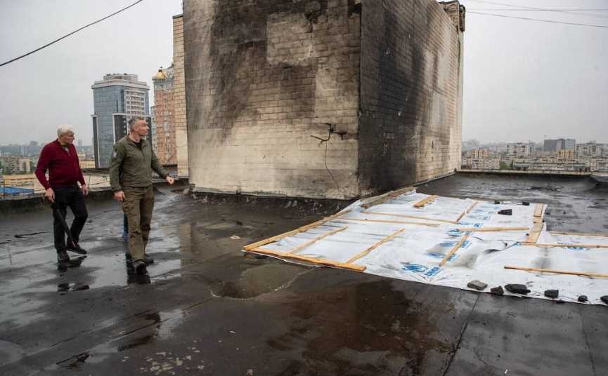 Кличко оглянув пошкоджений будинок в Оболонському районі після атаки рф