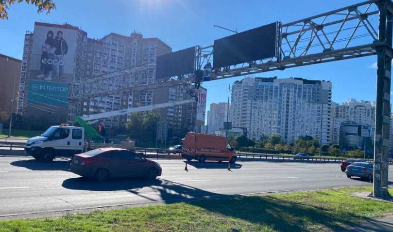 8 мая частично ограничат движение на проспекте Бажана двумя полосами в направлении выезда из города